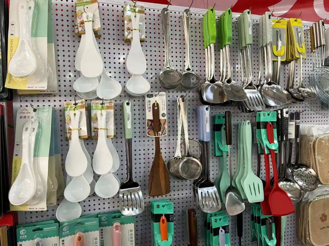 京西購(gòu)物新地標(biāo)！全城熱捧的‘白菜價(jià)’天堂，日用百貨3元起，潮流服飾幾十元帶走